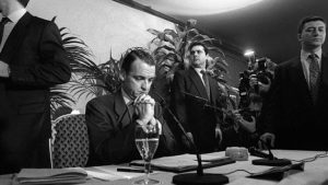 Mario Conde comparece ante la prensa tras la intervención de Banesto en diciembre de 1993.
